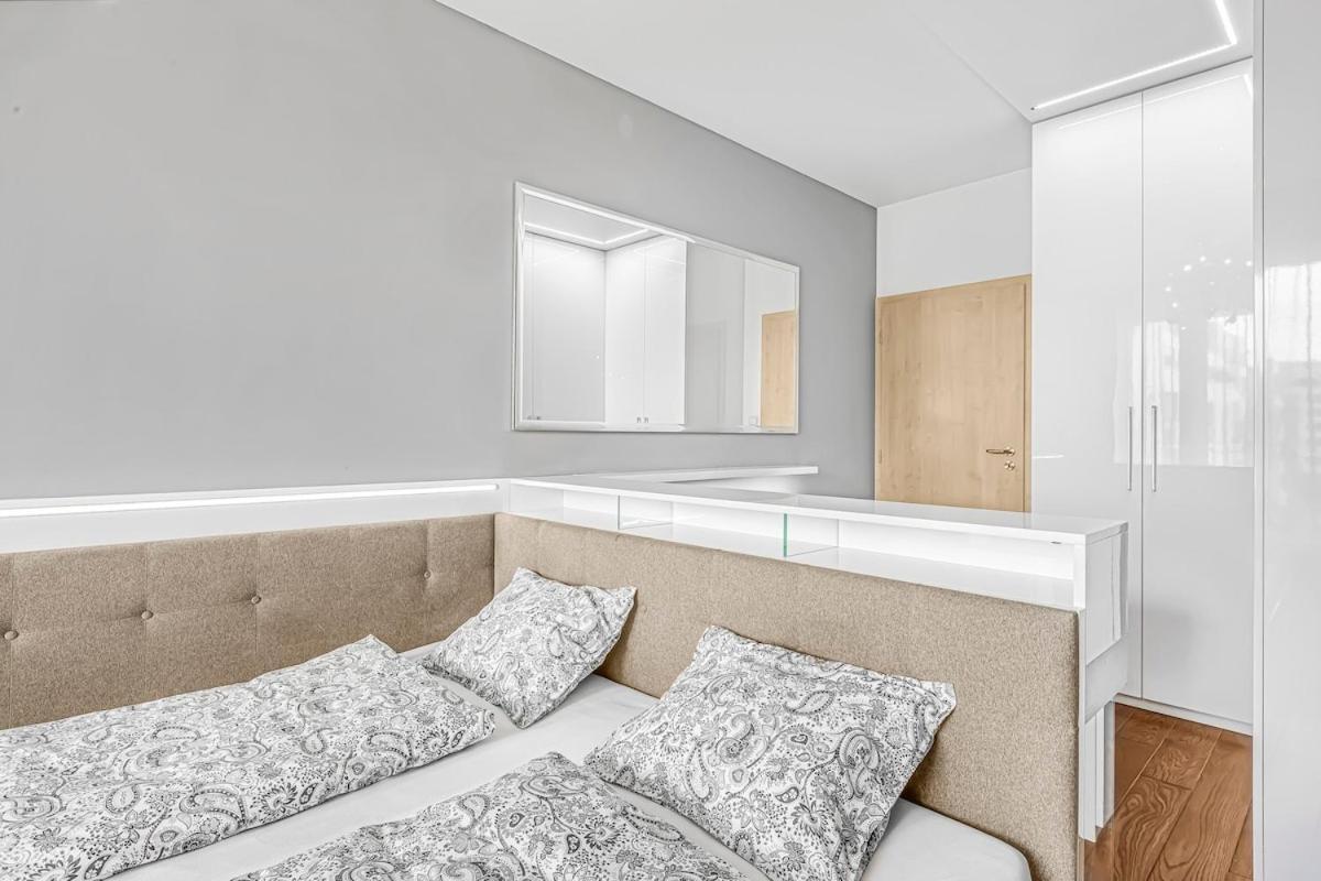 New Large Apartment, Free Parking! Praha
