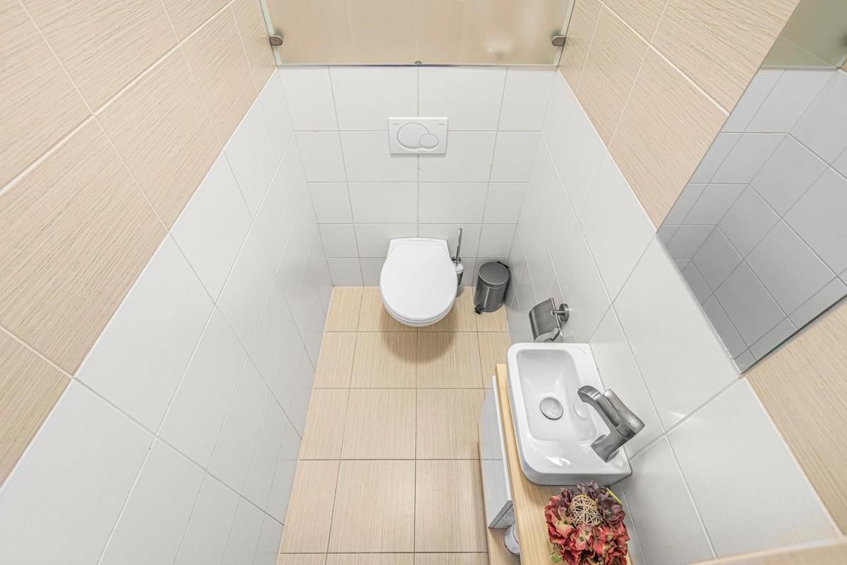 New Large Apartment, Free Parking! * Praha