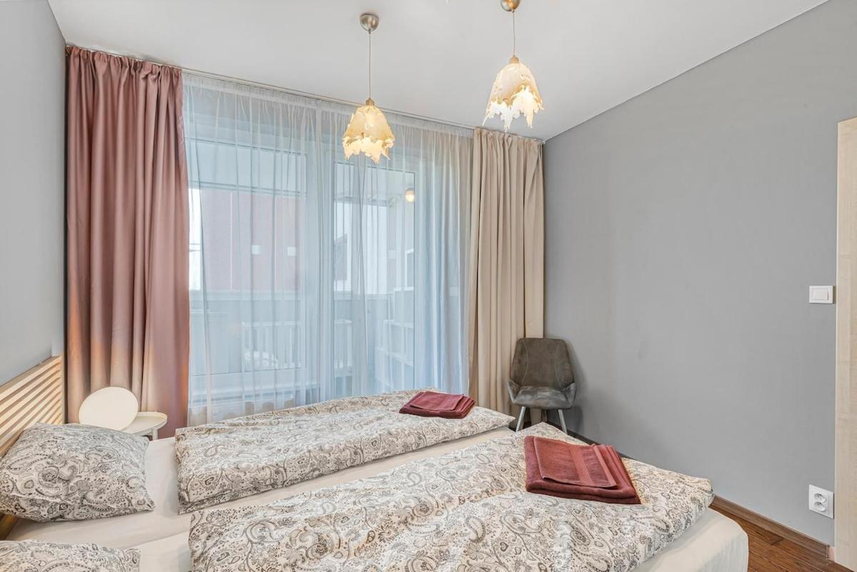 New Large Apartment, Free Parking! Apartmán *