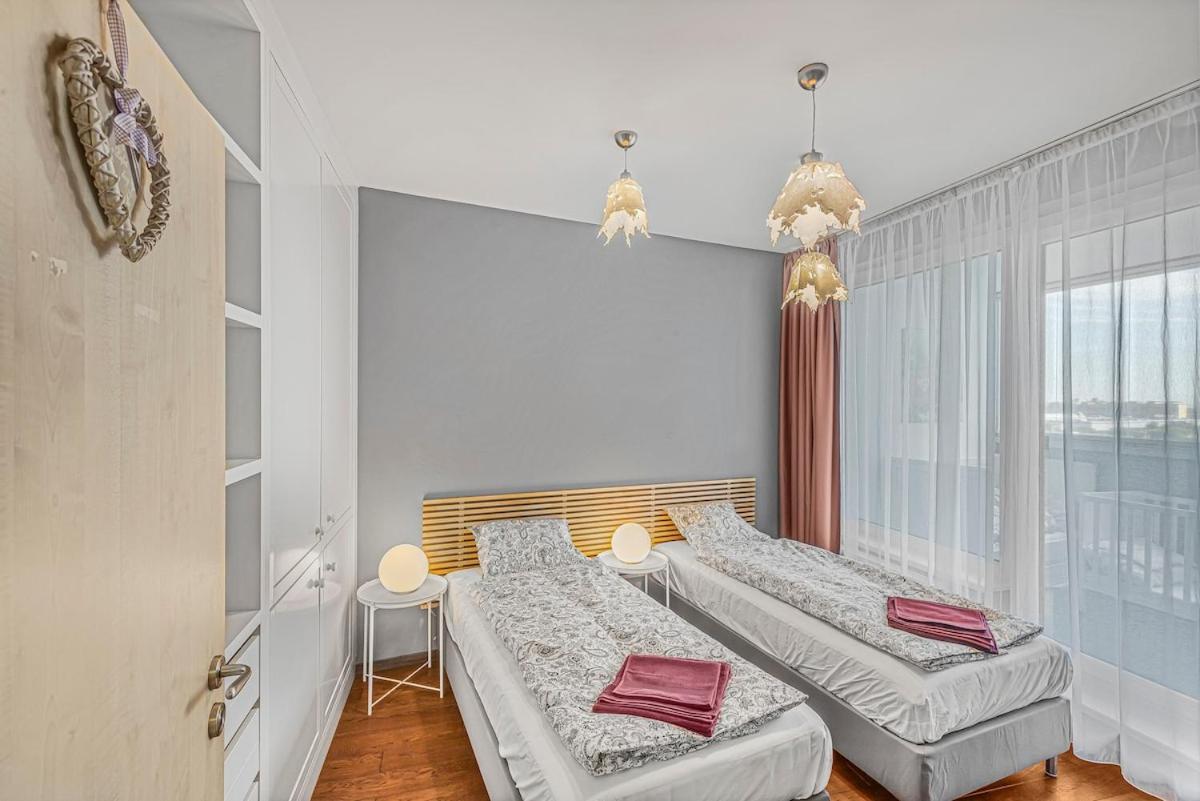 New Large Apartment, Free Parking! Apartmán
