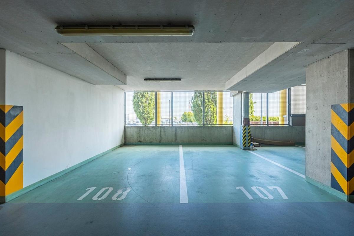New Large Apartment, Free Parking! Praha