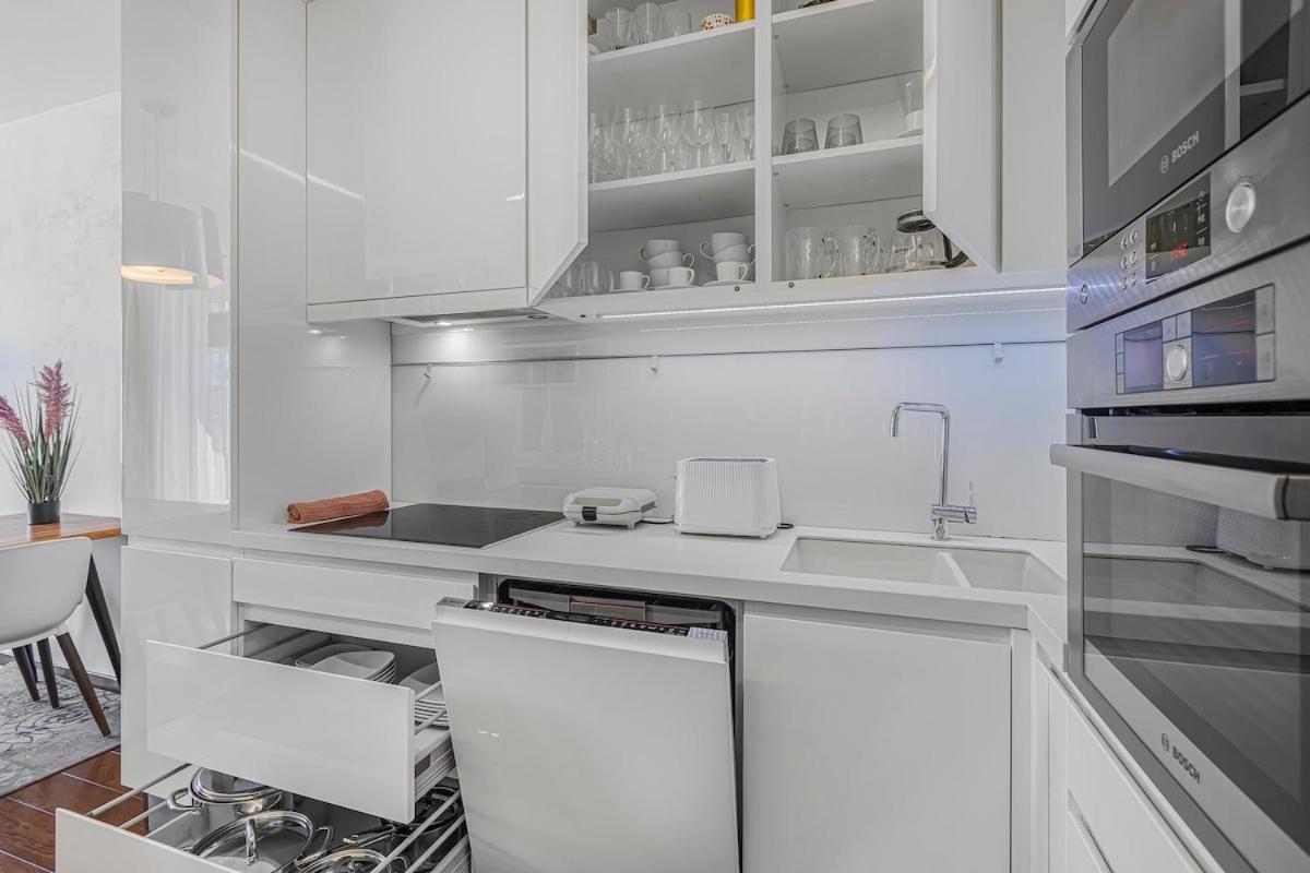 Apartmán New Large Apartment, Free Parking!