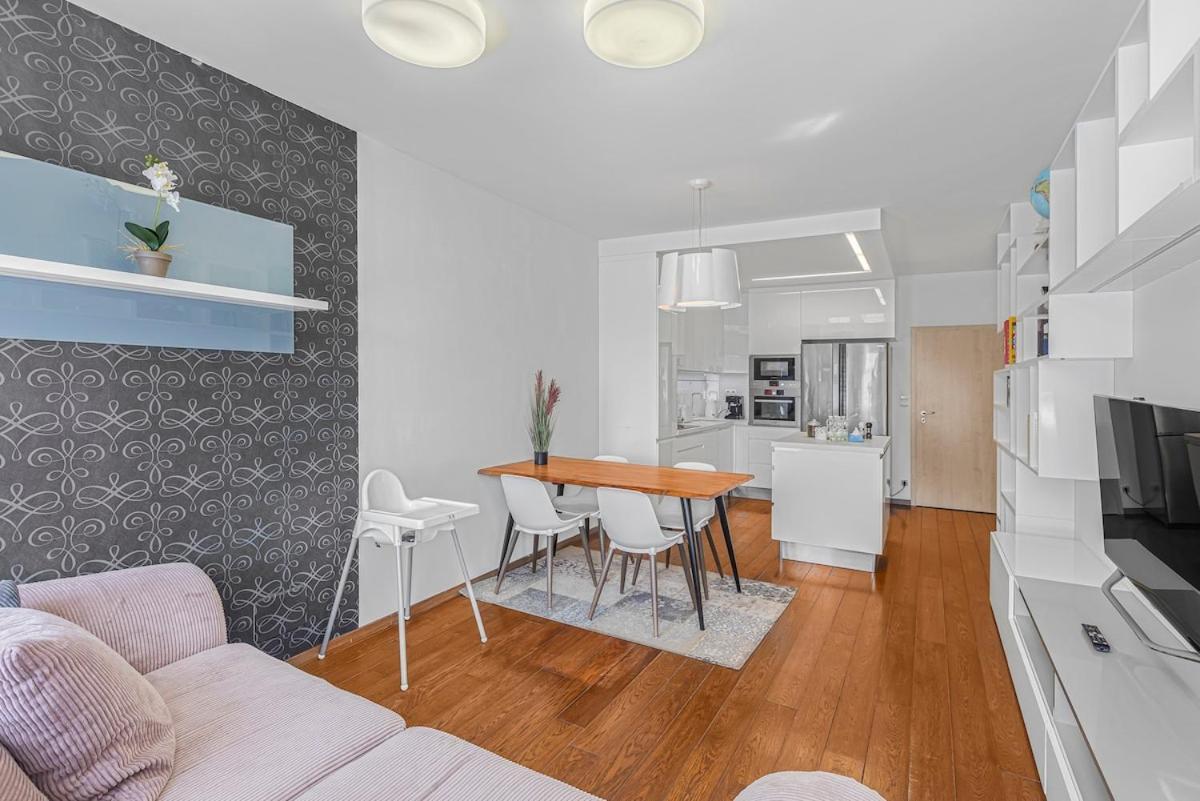 New Large Apartment, Free Parking! Praha