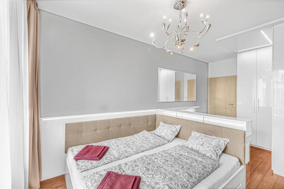 New Large Apartment, Free Parking! Apartmán