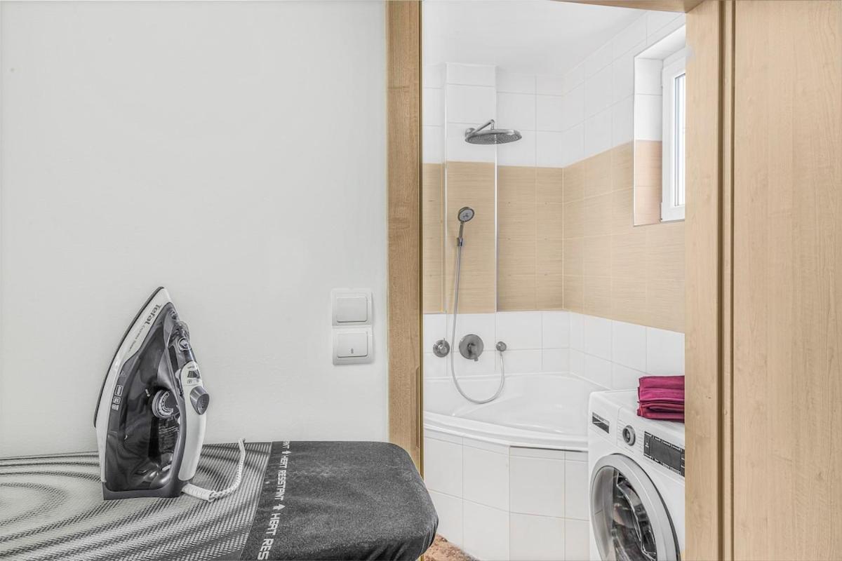 Apartmán New Large Apartment, Free Parking!