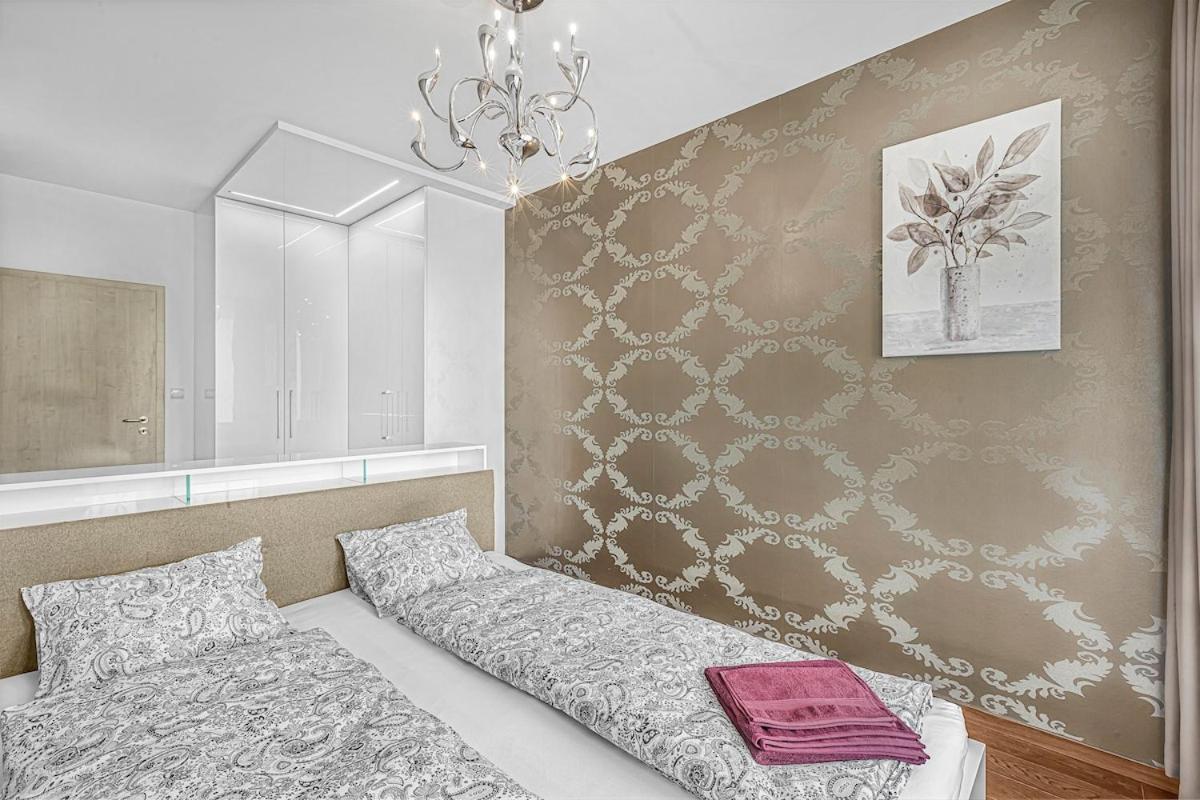 New Large Apartment, Free Parking! Apartmán *