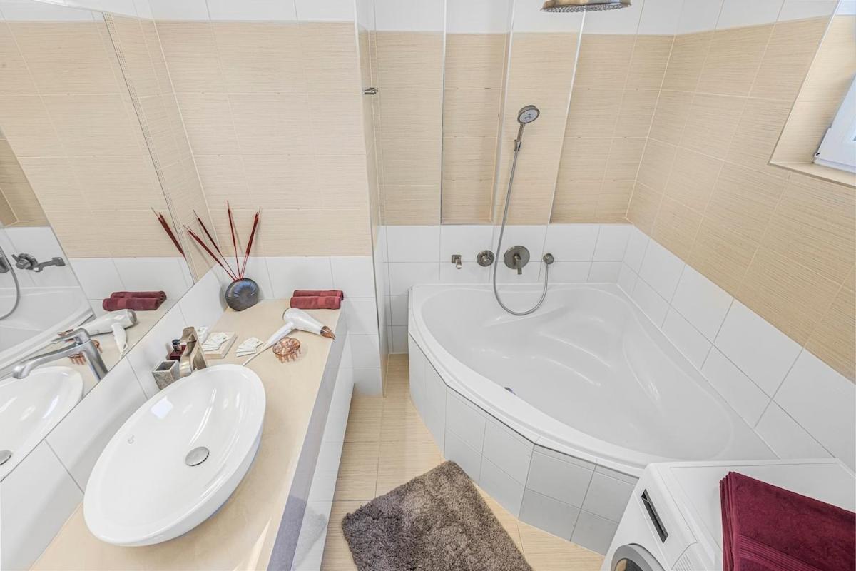 Apartmán New Large Apartment, Free Parking!
