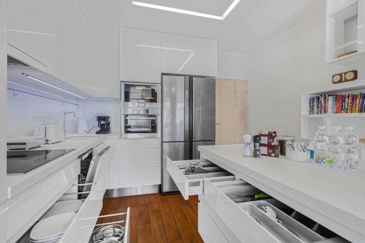 New Large Apartment, Free Parking! Apartmán *